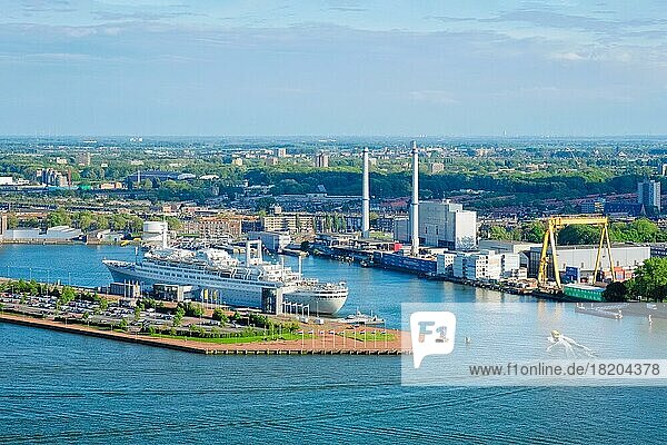 ROTTERDAM  NIEDERLANDE  14. MAI 2017: Blick auf Rotterdam Stadt mit SS Rotterdam ehemaligen Ozeandampfer und Kreuzfahrtschiff jetzt Hotel in Nieuwe Maas Fluss von Euromast