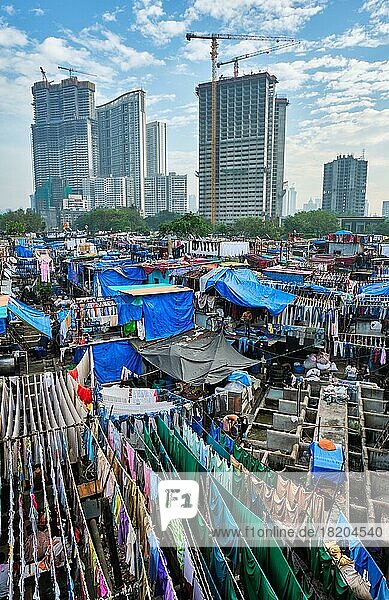 MUMBAI  INDIEN  31. OKTOBER 2019: Dhobi Ghat Mahalaxmi Dhobi Ghat ist ein Freiluft-Waschsalon in Mumbai  Indien  mit Wäschetrocknung an Seilen. Jetzt Signatur Wahrzeichen Sehenswürdigkeiten von Mumbai  Asien