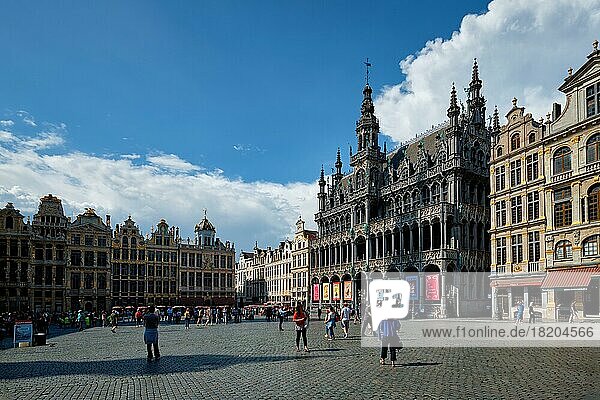 BRÜSSEL  BELGIEN  31. MAI 2018: Die berühmte Touristenattraktion Grote Markt (Grand Place) ist überfüllt mit Touristen. Bruxelles  Belgien  Europa