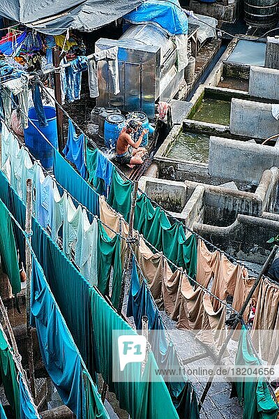 MUMBAI  INDIEN  31. OKTOBER 2019: Dhobi Ghat (Mahalaxmi Dhobi Ghat) ist ein Freiluft-Waschsalon in Mumbai  Indien  wo die Wäsche an Seilen getrocknet wird. Jetzt Signatur Wahrzeichen Touristenattraktionen von Mumbai  Asien