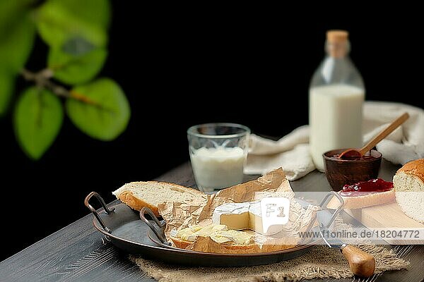 Rustikales Landfrühstück mit Briekäse  Milch  Baguette und Preiselbeermarmelade