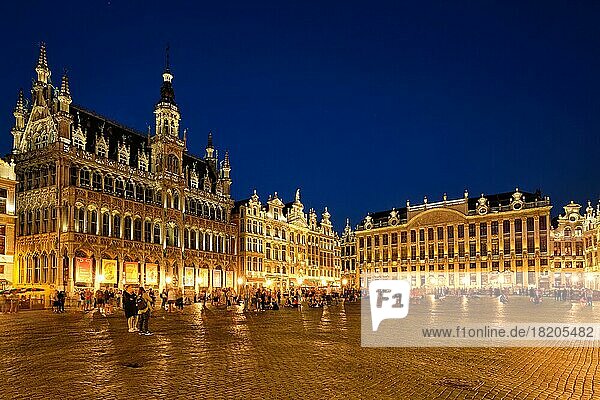 BRÜSSEL  BELGIEN  31. MAI 2018: Der Grote Markt Grand Place ist nachts von Touristen bevölkert und beleuchtet. Bruxelles  Belgien  Europa