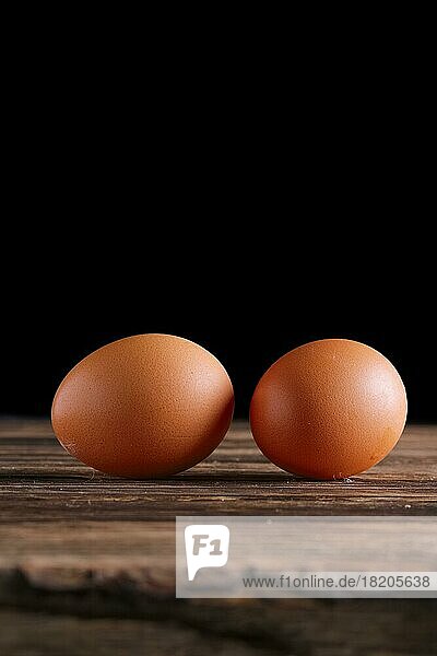 Zwei Eier auf Holztisch