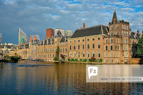 Blick auf den Binnenhof des Parlaments und den Hofvijver See mit den Wolkenkratzern der Innenstadt im Hintergrund. Den Haag  Niederlande  Europa