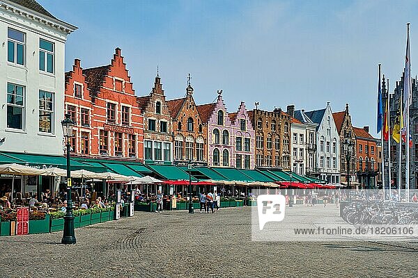 Brügge Grote Markt Platz berühmter touristischer Ort mit vielen Cafés und Restaurants  Brügge  Belgien  Europa