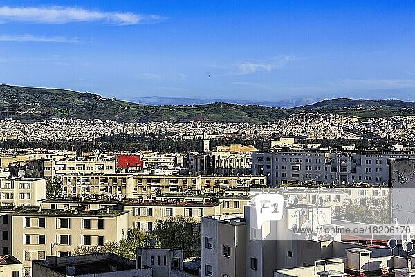 Panoramablick über die Häuser zu den Hügeln der Umgebung  Skyline Meknès  Blick von oben  Marokko  Afrika