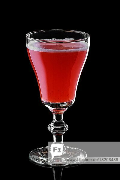 Glas Erdbeer-Daiquiri-Cocktail vorschwarzem Hintergrund Hintergrund