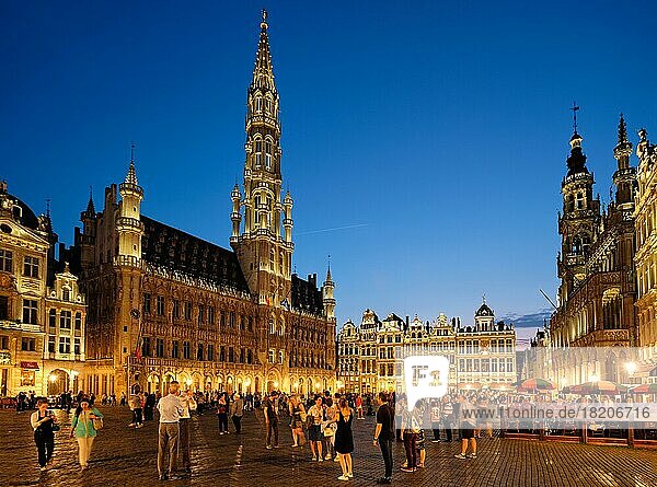 BRÜSSEL  BELGIEN  31. MAI 2018: Der Grote Markt (Grand Place) ist nachts von Touristen bevölkert und beleuchtet. Bruxelles  Belgien  Europa