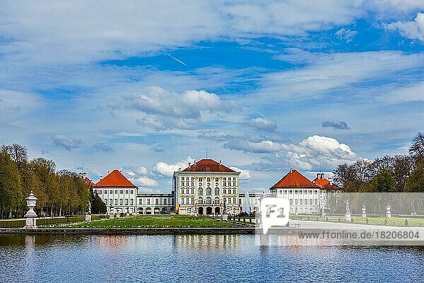 Großes Parterre und die Rückansicht des Nymphenburger Schlosses München  Bayern  Deutschland  Europa