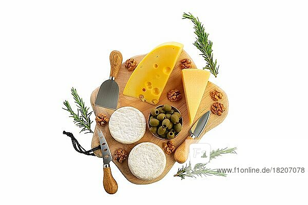 Vier Käsesorten  Parmesan  Gouda  Brie und Camembert mit Oliven auf Holzbrett mit Käsemessern vor weißem Hintergrund