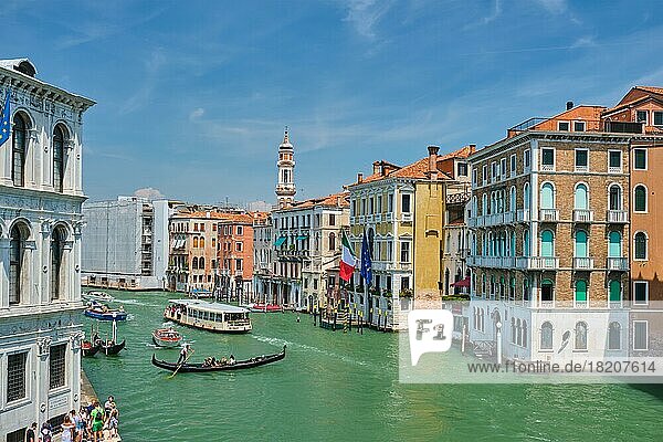 VENEDIG  ITALIEN  19. JULI 2019: Canale Grande mit Booten und Gondeln  Venedig  Italien  Europa