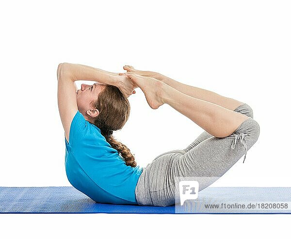 Yoga  junge schöne schlanke Frau Yogalehrer tun Bow Pose (Balancing auf Bauch in Form eines Bogens) (Rocking Dhanurasana) Asana Übung vor weißem Hintergrund