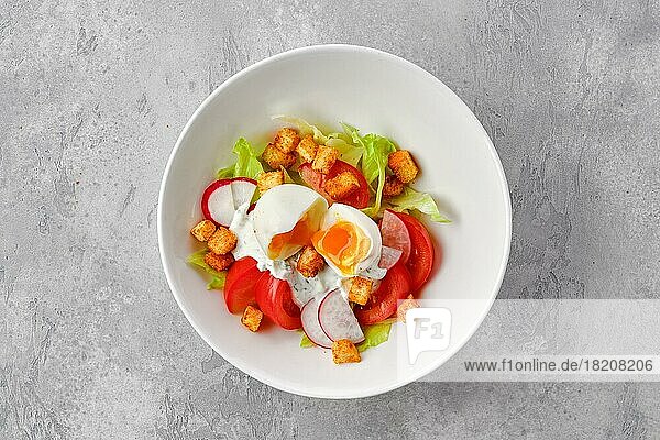 Draufsicht auf Salat mit frischen Tomaten  Radieschen  gekochtem Ei und Crouton