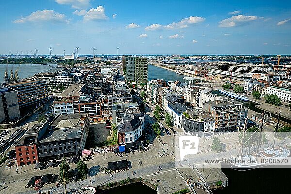Luftaufnahme der Stadt Antwerpen mit Hafenkran im Frachtterminal. Antwerpen  Belgien. Benelux