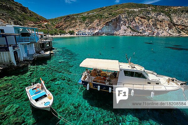 Griechisches Dorf mit malerischer Aussicht in Griechenland  Fischerboot und Fischerdorf Firapotamos mit Strand auf der Insel Milos  Griechenland  Europa