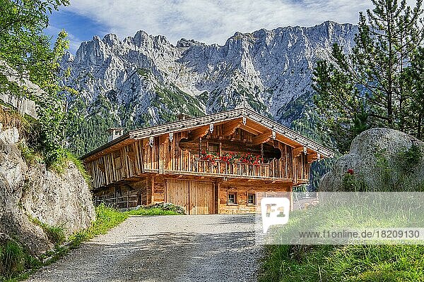 Berghütte der Gröblalm mit Karwendelgebirge  Mittenwald  Werdenfelser Land  Oberbayern  Bayern  Deutschland  Europa