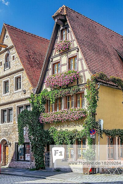 Fachwerkhaus mit Restaurant Landsknechtstübchen  Rothenburg ob der Tauber  Taubertal  Romantische Strasse  Mittelfranken  Franken  Bayern  Deutschland  Europa