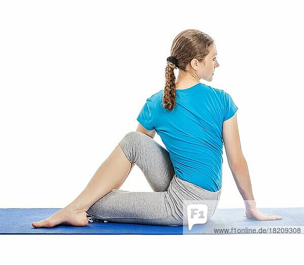 Yoga  junge schöne schlanke Frau Yogalehrer tun Halb Herr der Fische Pose (Half Spinal Twist Pose) (Ardha Matsyendrasana) asana Übung vor weißem Hintergrund