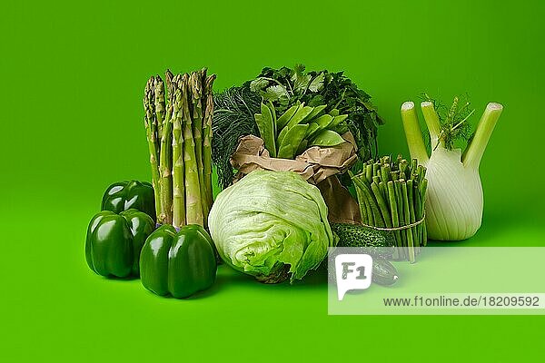 Verschiedenes frisches grünes Gemüse auf hölzernem Hintergrund