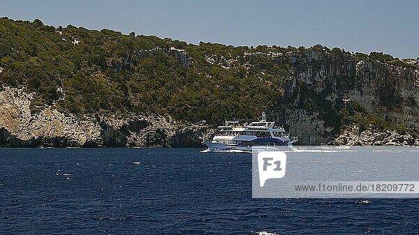 Blue Caves  Blaue Grotten  Morgenlicht  Felsenküste  Ausflugsboot  blauer wolkenloser Himmel  Nordostküste  Insel Zakynthos  Ionische Inseln  Griechenland  Europa
