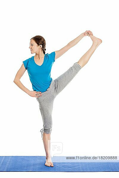 Yoga  junge schöne schlanke Frau Yogalehrer tun Extended Hand-To-Big-Toe Pose (Utthita Hasta Padangustasana) asana Übung vor weißem Hintergrund
