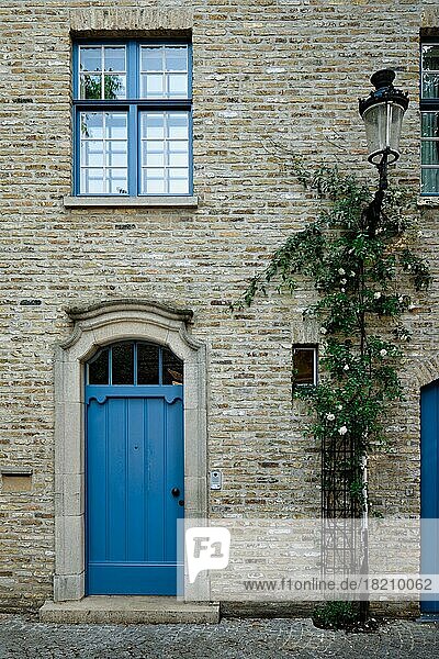 Tür und Fenster eines alten Hauses  Brügge (Brugge)  Belgien  Europa