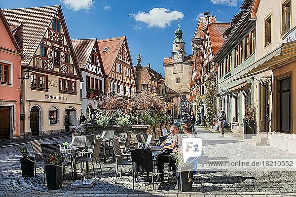 Straßencafé beim Röderbogen und Markusturm  Rothenburg ob der Tauber  Taubertal  Romantische Strasse  Mittelfranken  Franken  Bayern  Deutschland  Europa