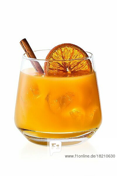 Glas würziger Orangensaft mit Eis vor weißem Hintergrund