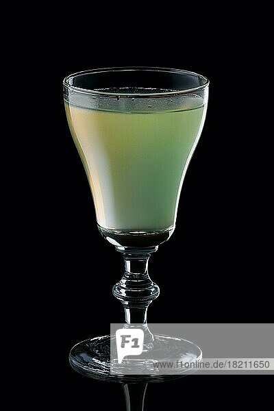 Glas Daiquiri-Cocktail vorschwarzem Hintergrund Hintergrund