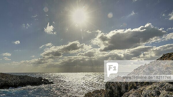 Westküste  Adria  Strand  Felsen  Hafen  Porto Limnionas  Gegenlicht  Sonne als Stern  Reflexionen auf dem Wasser  Insel Zakynthos  Ionische Inseln  Griechenland  Europa