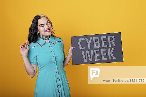 Schöne Frau hält ein Cyber Week-Schild. Kommerzielles Konzept. Handel