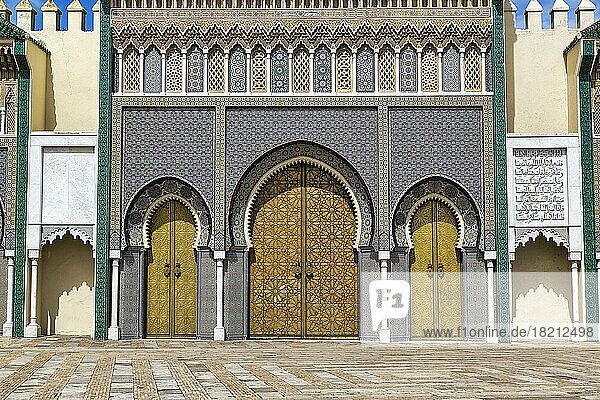 Eingangstor zum Königspalast Dar el Makhzen  Türen aus Messing  Marmortafel mit Aufschrift  Neustadt  Fès  Marokko  Afrika