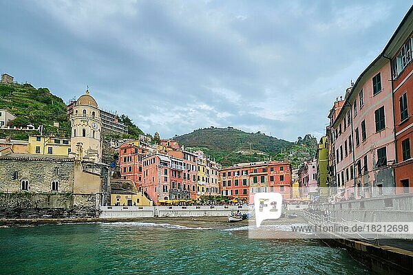 VERNAZZA  ITALIEN  25. APRIL 2019: Das Dorf Vernazza  beliebtes Touristenziel im Nationalpark Cinque Terre  einem UNESCO-Weltkulturerbe  in Ligurien  Italien  bei stürmischem Wetter  Europa