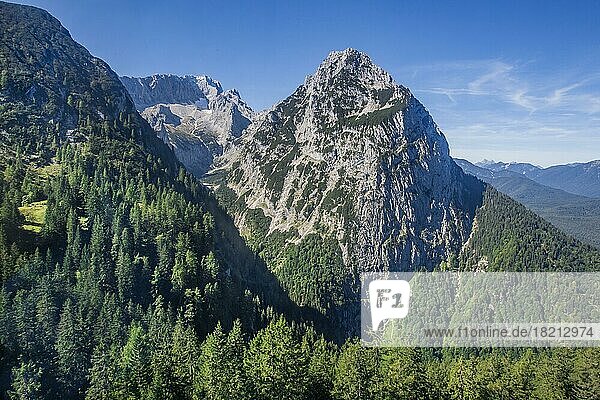 Höllental mit Gipfel von Zugspitze 2962m und Waxenstein 2277m  Garmisch-Partenkirchen  Wettersteingebirge  Werdenfelser Land  Oberbayern  Bayern  Deutschland  Europa