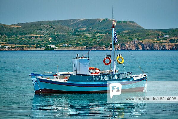 Griechisches Fischerboot vor Anker im blaün Wasser der Ägäis im Hafen der Insel Milos  Griechenland  Europa