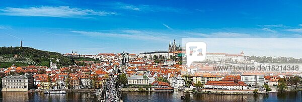 Panorama von Prag: Mala Strana  Karlsbrücke und Prager Burg vom Altstädter Brückenturm über der Moldau. Prag  Tschechische Republik  Europa