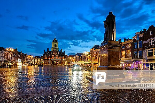 Das Rathaus von Delft und der Delfter Markt mit dem Hugo de Groot-Denkmal am Abend. Delfth  Niederlande  Europa