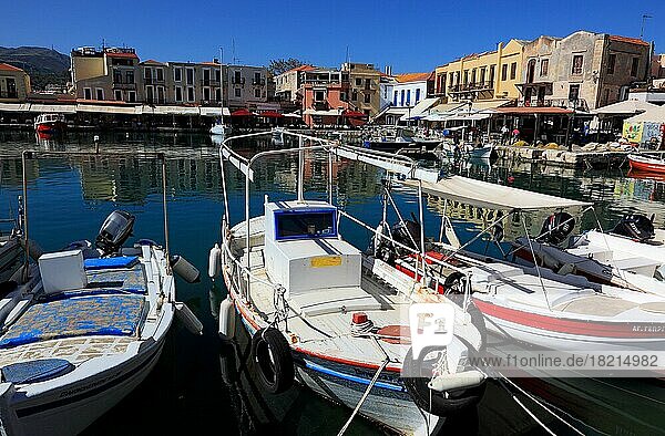 Hafenstadt Rethymno  Boote im Venezianischen Hafen und Restaurants an der Promenade  Kreta  Griechenland  Europa