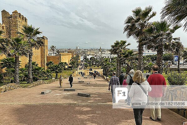 Fußgänger an der Festungsanlage Kasbah des Oudaïas  Blick auf die Stadt  Rabat  Rabat-Salé-Kénitra  Marokko  Afrika