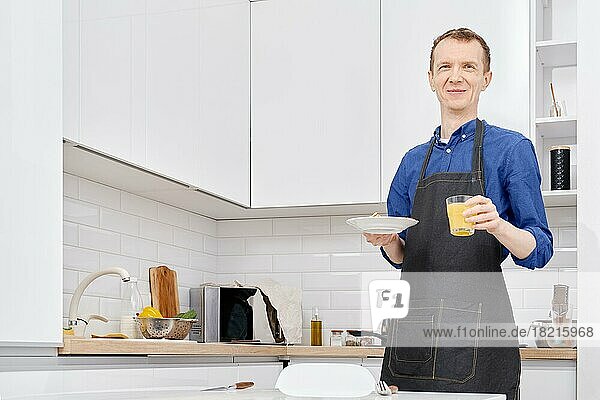 Ein Mann mittleren Alters nimmt sein gesundes Frühstück zu Hause ein