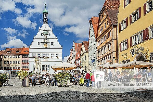 Marktplatz mit Ratstrinkstube  Rothenburg ob der Tauber  Taubertal  Romantische Strasse  Mittelfranken  Franken  Bayern  Deutschland  Europa