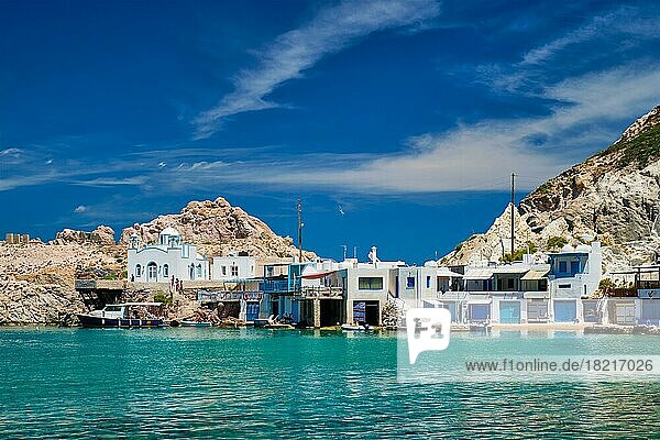 Griechisches Dorf mit malerischer Aussicht in Griechenland  das Strand- und Fischerdorf Firapotamos auf der Insel Milos  Griechenland  Europa