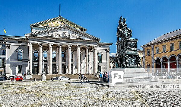 Nationaltheater am Max-Josef-Platz mit Max-Josef-Denkmal  München  Oberbayern  Bayern  Deutschland  Europa