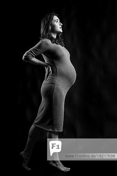 Schwangere Frau  Frau mit Babybauch  Schwarz-Weiß-Foto