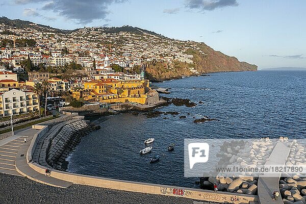 Luftaufnahme  Altstadt mit Hafen  Festung Sao Tiago  Funchal  Madeira  Portugal  Europa