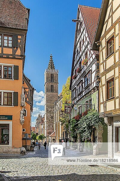 Kirchplatz mit Turm der St. Jakobskirche  Rothenburg ob der Tauber  Taubertal  Romantische Strasse  Mittelfranken  Franken  Bayern  Deutschland  Europa