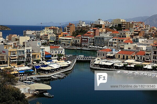 Agios Nikolaos  Blick auf das Stadtzentrum am Voulismeni-See  Kreta  Griechenland  Europa