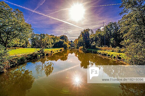 Hagenburger Kanal mit Blick zum Schloss Hagenburg im Herbst mit blauem Himmel und Sonnenschein  Hagenburg  Niedersachsen  Deutschland  Europa