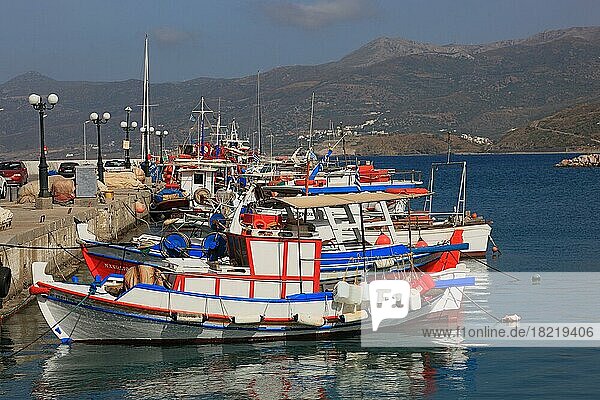 Sitia  kleine Hafenstadt im östlichen Teil der griechischen Insel bunte Fischerboote im Hafen  Kreta  Griechenland  Europa