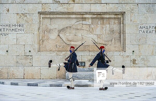 Ablösung der Präsidentenwache Evzones vor dem Denkmal des Unbekannten Soldaten in der Nähe des griechischen Parlaments  Syntagma-Platz  Athen  Griechenland  Europa